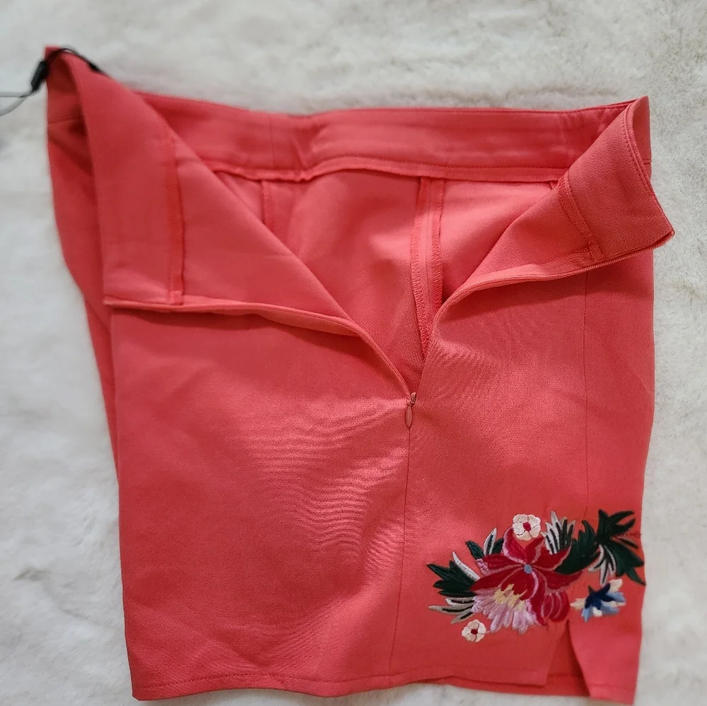 Prettylittlething Embroidered Coral Women's Shorts